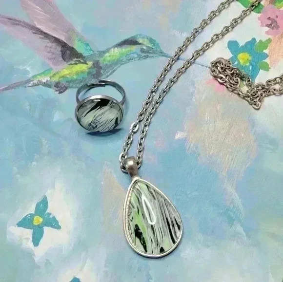 Green and black resin necklace and ring set - Picture 1 of 12